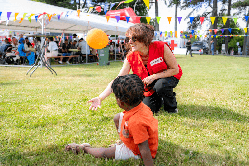 Une volontaire et un enfant migrant dans un centre