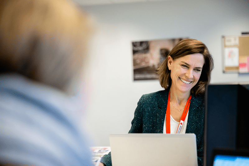 une employée de la Croix-rouge