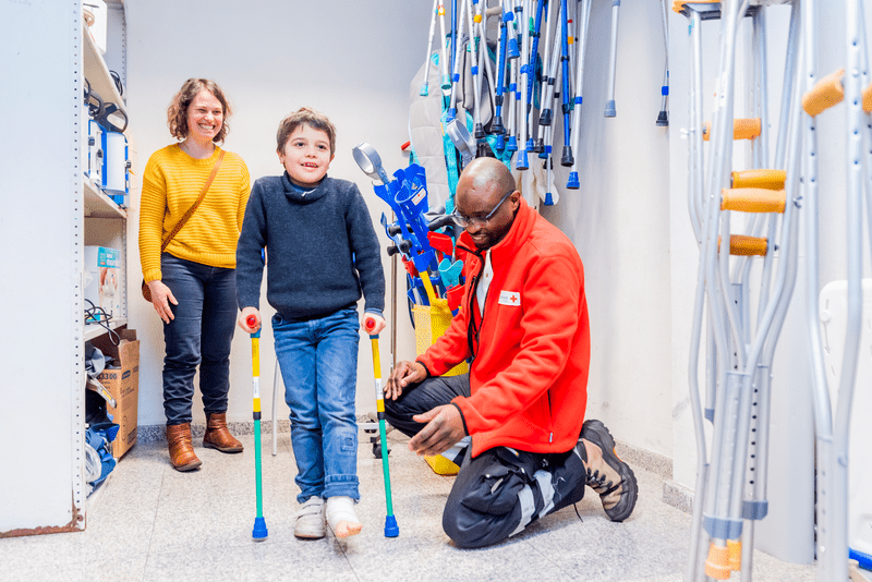 Un jeune garçon qui a trouvé des béquilles en location