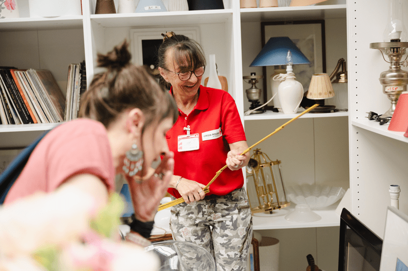 Une bénévole en brocante solidaire