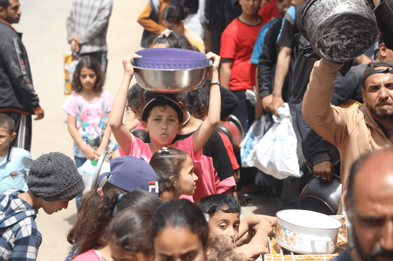 Une fillette cherchant de la nourriture à Gaza