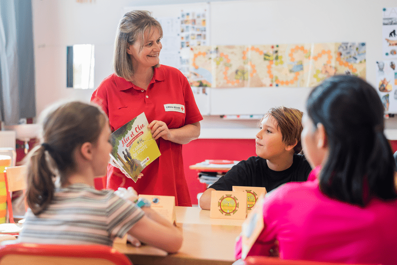 Une bénévole qui donne une formation dans une école