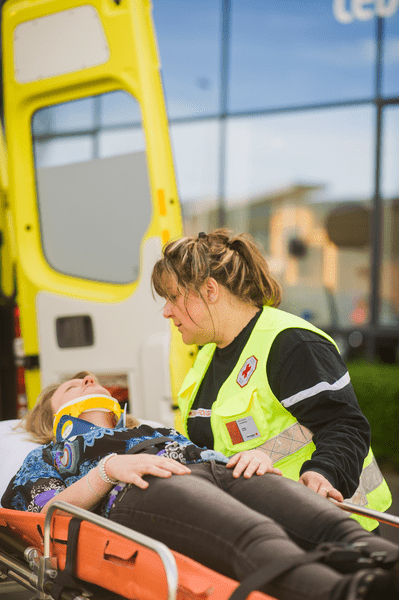 Une ambulancière au secours d'une victime en urgence