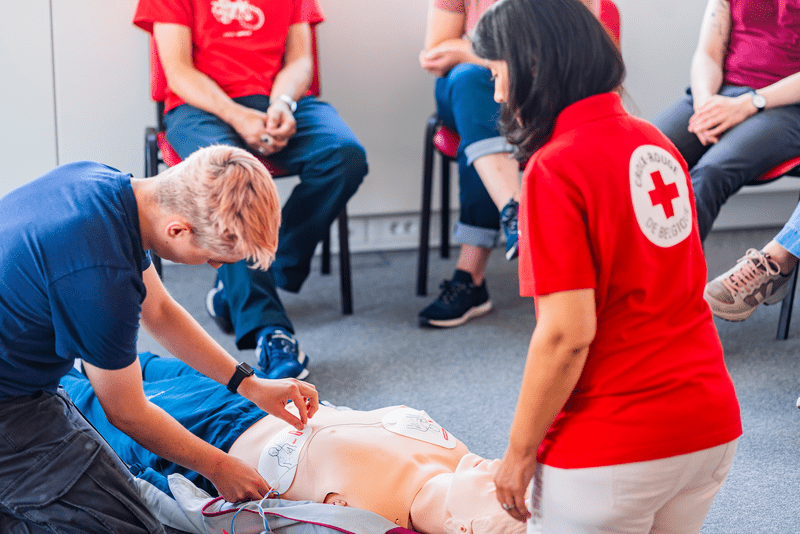 Apprentissage des gestes de premiers secours lors d'une formation à la Croix-Rouge