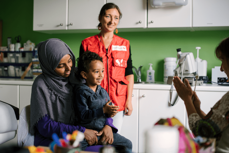 Une femme et son enfant dans un centre d'accueil pour migrants