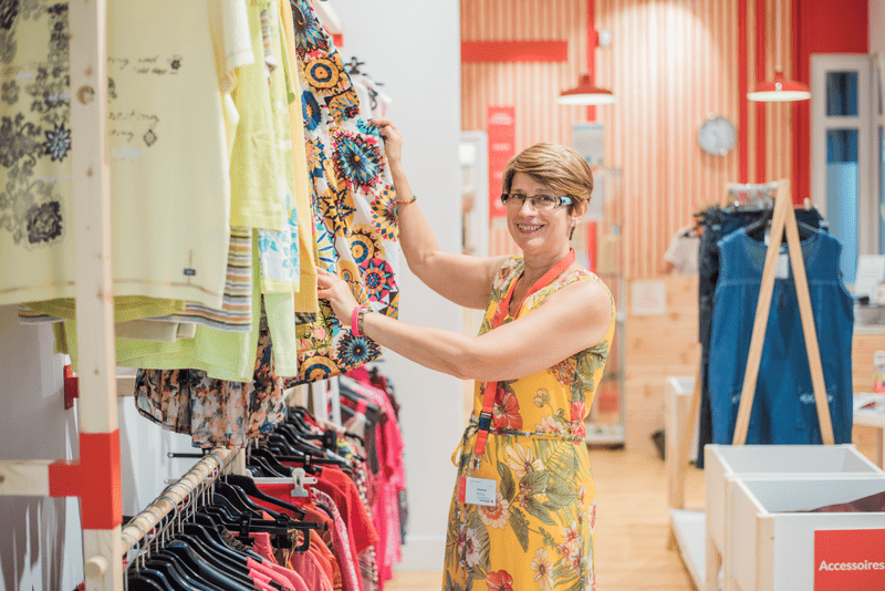 La responsable d'une boutique de seconde main