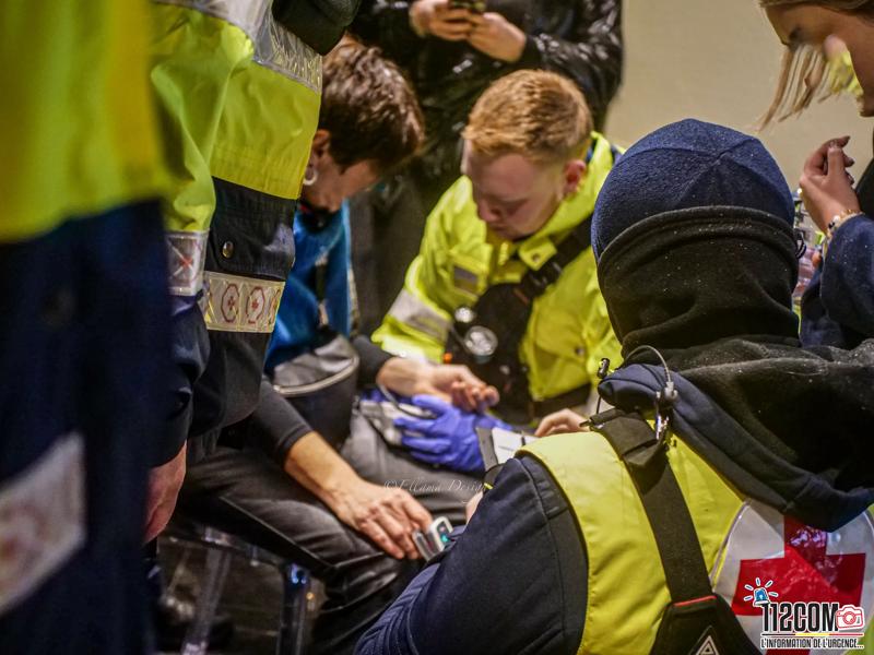 Des secouristes en train de soigner une personne