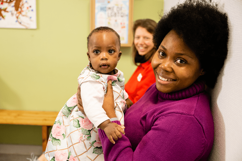 Une maman et son enfant au centre d'accueil pour les demandeurs d'asile