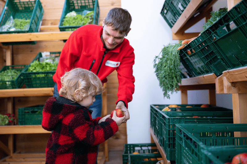 Un petit garçon dans une épicerie sociale