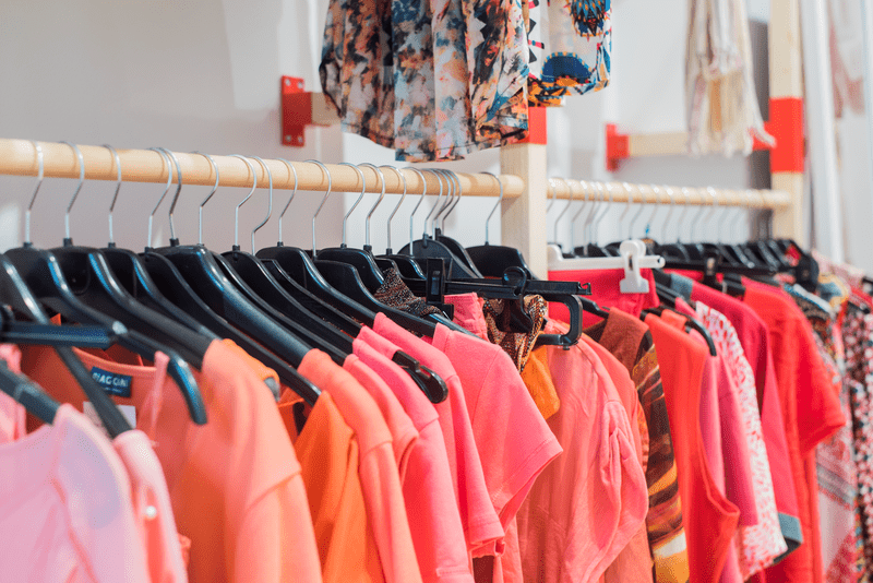 Portant de vêtements de seconde main pour femme