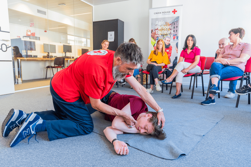 Formation au premiers secours par un formateur Croix-Rouge