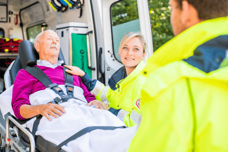 Ambulanciers 105 et une personne sur un brancard