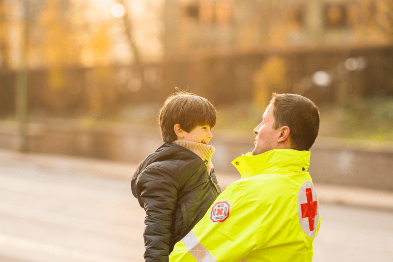 Un secouriste de la Croix-Rouge avec un enfant