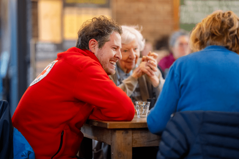 Un bénévole lors d'un repas solidaire