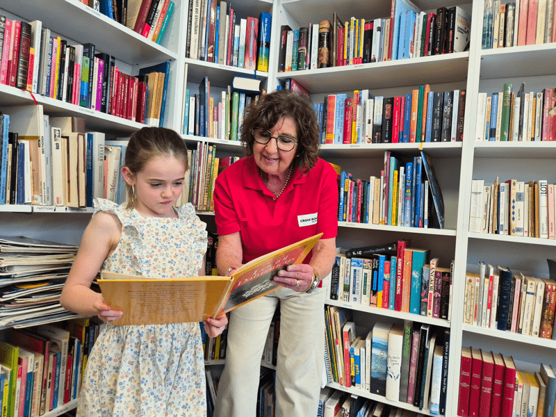La responsable de la bouquinerie avec une petite cliente
