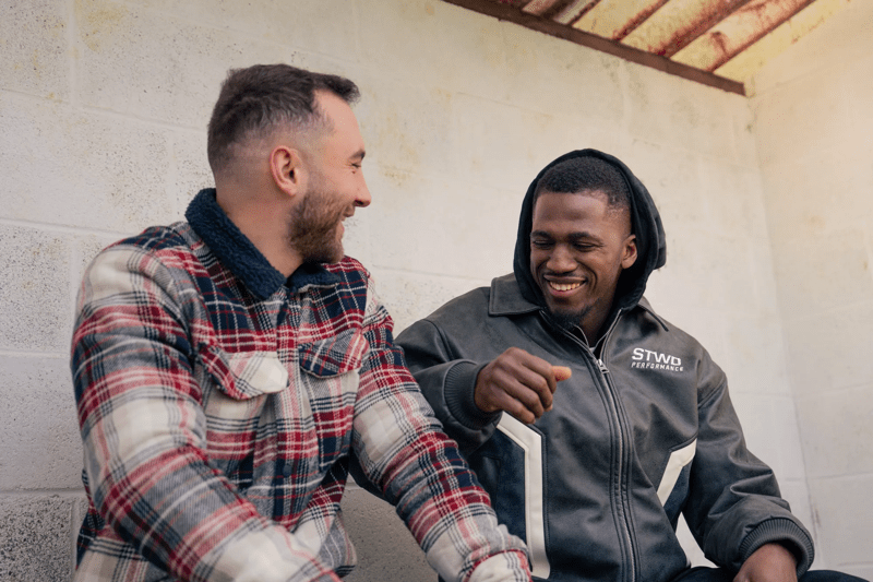 Un ancien demandeur d'asile et son colocataire qui rigolent ensemble