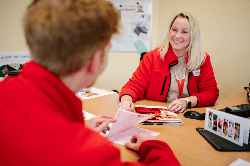 La secretaire d'une entité locale de la Croix-Rouge