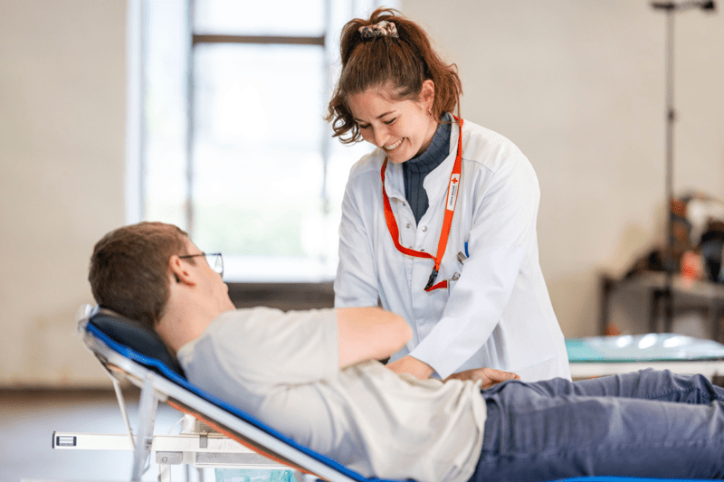 Une personne lors d'une collecte de sang