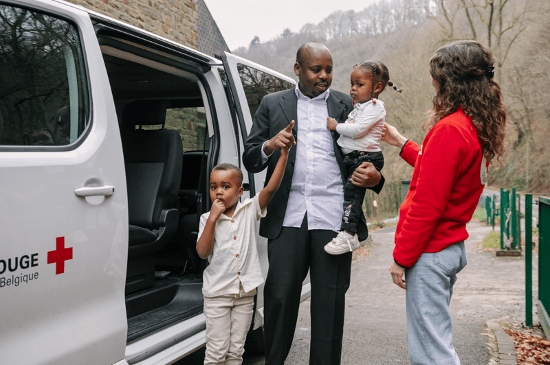 Une famille de demandeurs de protection internationale arrive dans un centre d'accueil de la Croix-Rouge