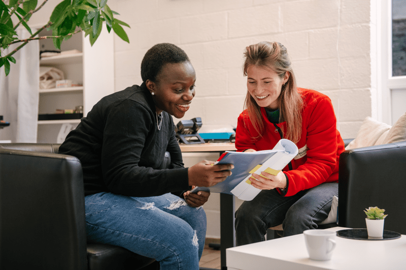 Une bénévole avec une demandeuse de protection internationale