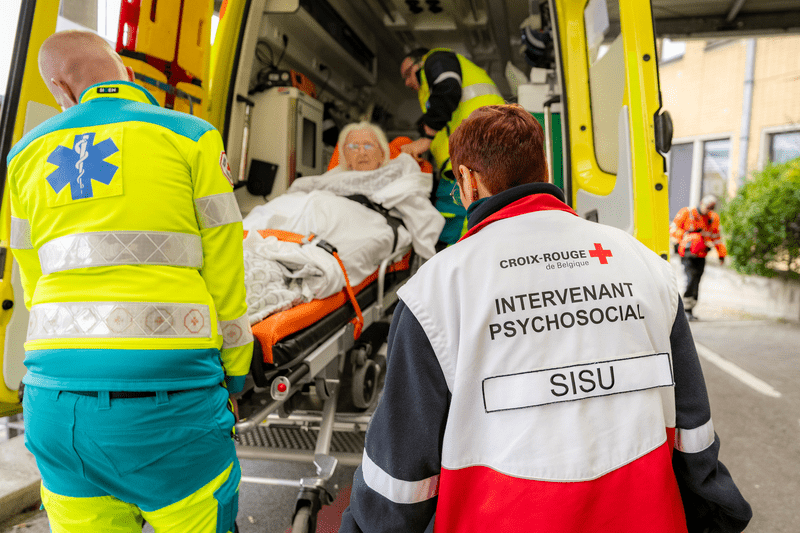 Un intervenant psychosocial accompagnant une victime dans une ambulance