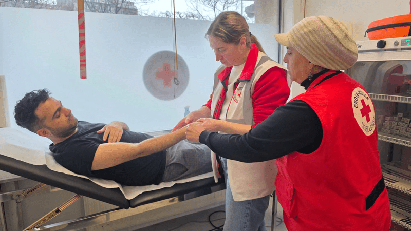 Un patient se fait soigner par une médecin au Refugee Medical Point