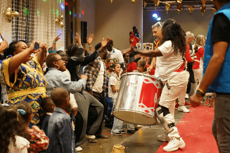 Une animatrice en centre d'accueil pour demandeurs et demandeuses de protection internationale